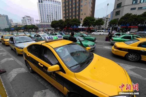 1月17日，福州华榕出租车公司期下的出租车在街头候客。