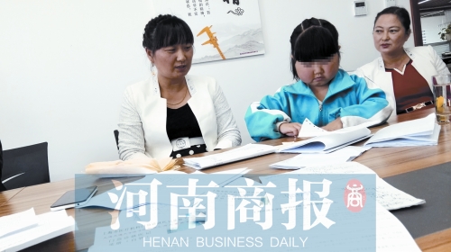 因为服激素，茜茜的脸蛋都变形了