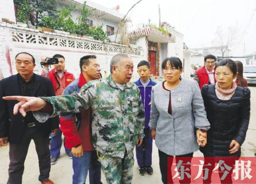 近日，“宝贝回家”工作人员与被拐32年的韩彩丽一起，来到南阳市卧龙区石桥镇小石桥村与她的家人团聚。