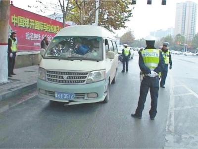郑州6座面包车塞17人 乘客骂交警“多管闲事”