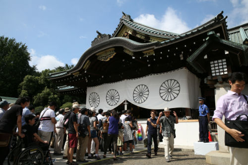 日媒：靖国神社池塘现中国国旗 疑似恶作剧(图)