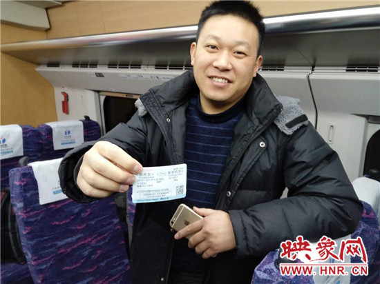 郑州市民孙先生展示郑机城铁车票