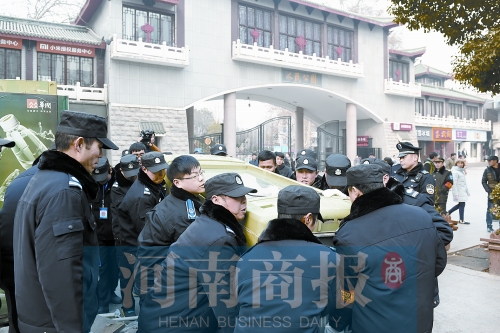 郑州占道商贩与城管拉锯战 商贩用20多把锁锁住占道冰柜