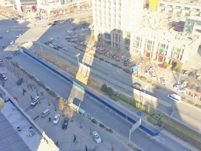 　　围挡处将建B5路快速公交站台