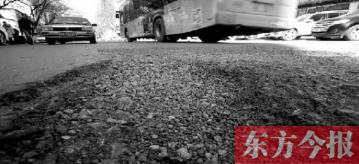 郑州40多条赖路“动手术” 市民秀自家门前“坑”望整修