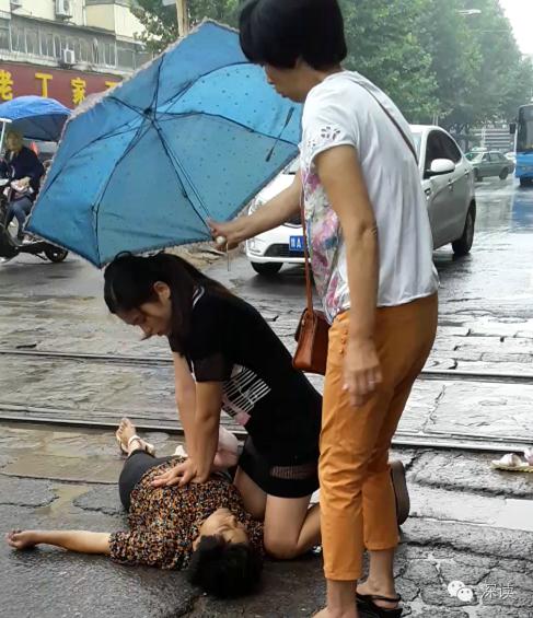 雨中张鑫娜正在抢救摔落的阿姨