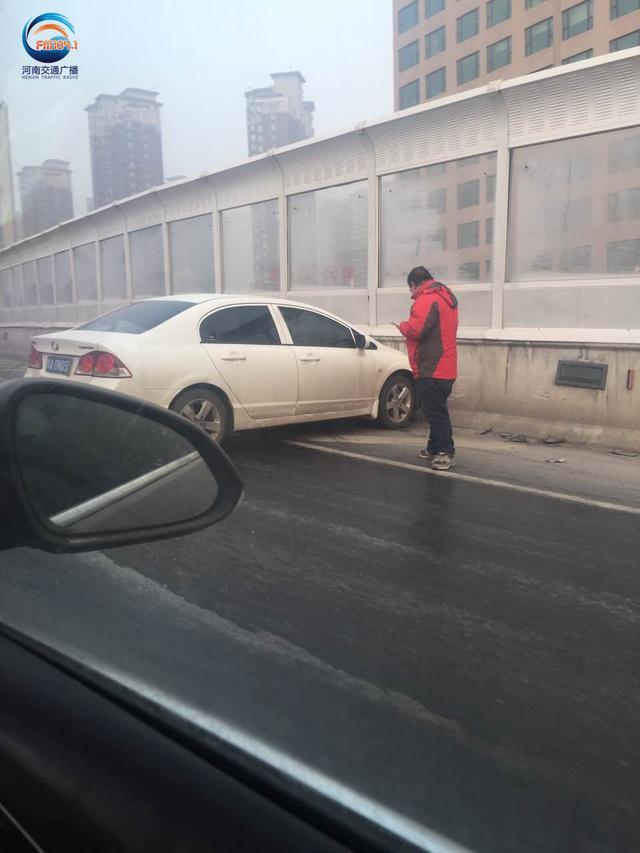 郑州北环桥面结冰打滑 一私家车一头扎向桥栏杆