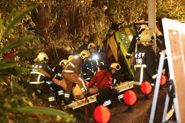台湾发生游览车翻车坡事故 17人无生命迹象