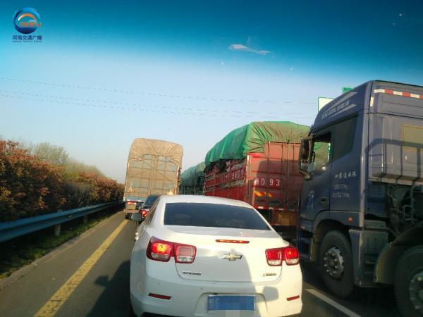 今晨连霍高速郑州段两货车追尾 有人员受重伤