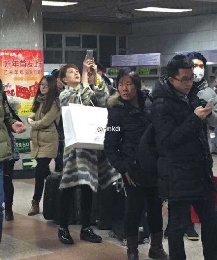 网友在地铁站拍到海清