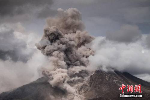 印尼锡纳朋火山喷发