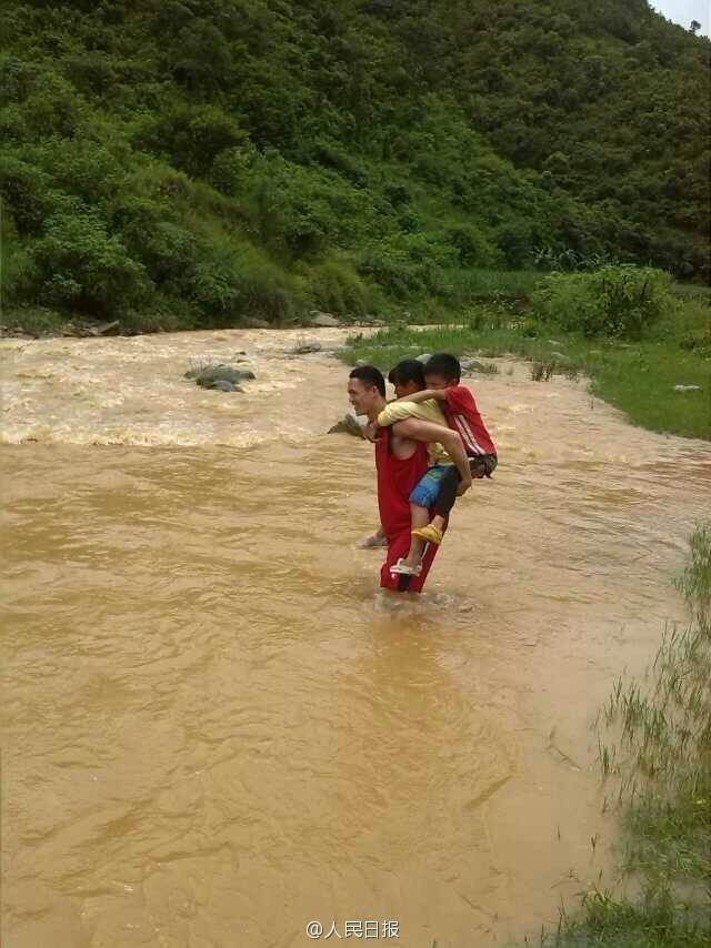 云南一小学老师常背学生过河上学