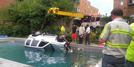 美女子驾车意外开进泳池吓坏游泳者