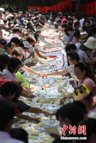 两千余民众共同庆生分享蛋糕