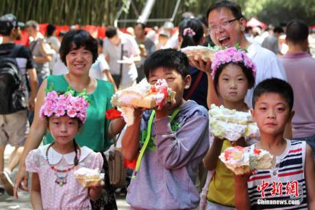 两千余民众共同庆生分享蛋糕