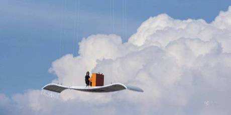 德钢琴师乘“飞毯”翱翔天空