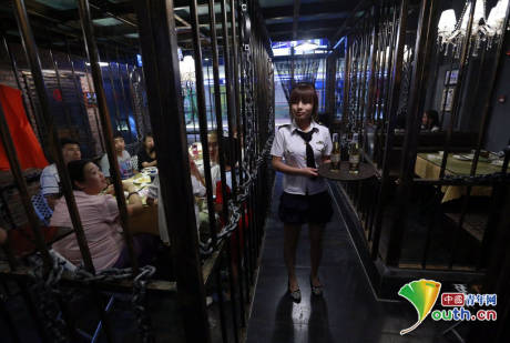 天津首家“监狱风云”主题餐厅开业