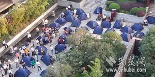 武汉:数百业主搭帐篷抗议维权