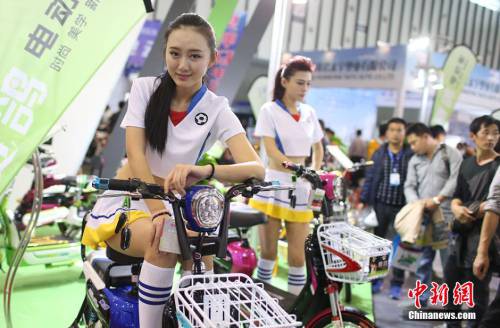 模特抢眼江苏国际自行车电动车交易会