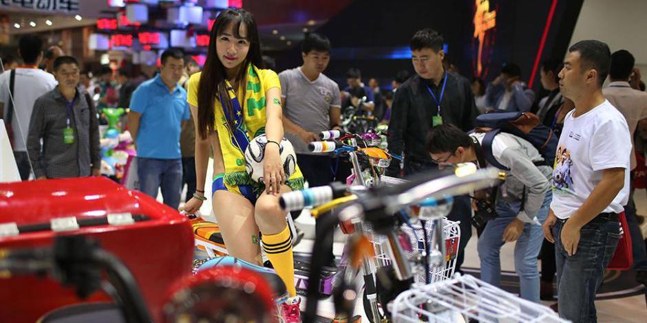 模特抢眼江苏国际自行车电动车交易会