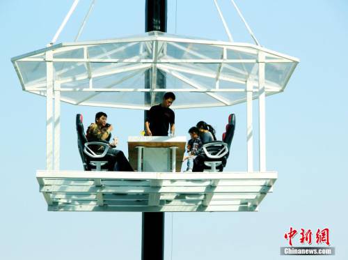 南京空中悬浮餐厅吸引顾客