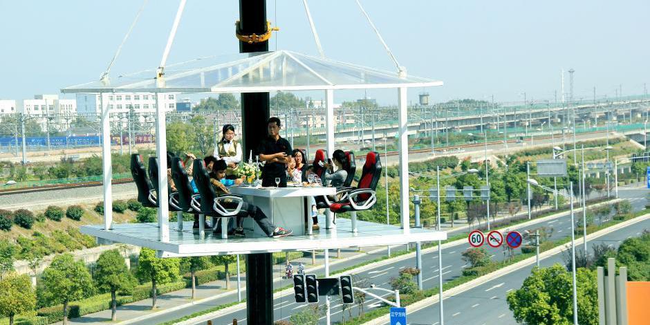 南京空中悬浮餐厅吸引顾客