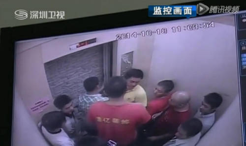 深圳11人被困电梯 众人砸墙挖洞自救