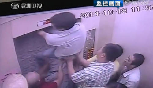 深圳11人被困电梯 众人砸墙挖洞自救
