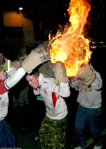 英国传统比赛 选手扛“火桶”一路狂奔