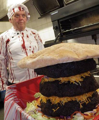 英国厨师制作巨型汉堡 重约31公斤