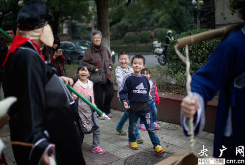 唐僧师徒变身快递哥在长沙街头送货