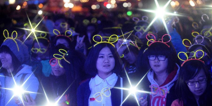 1111名大学生“光棍节”萤光夜跑