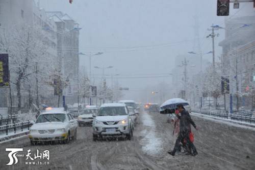 新疆塔城地区普降大雪 市民出行受阻