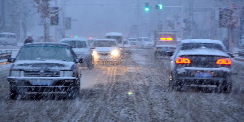 新疆塔城地区普降大雪 市民出行受阻