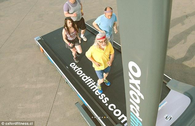 智利巨型跑步机亮相 可同时容10人锻炼