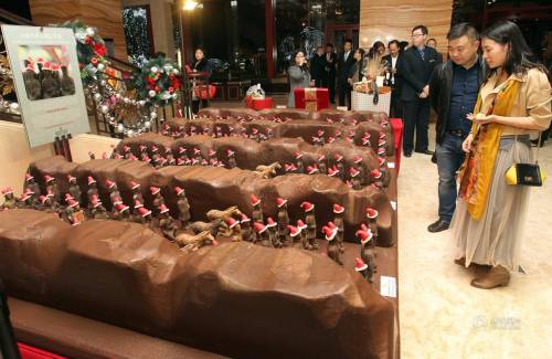 巧克力“兵马俑”头戴圣诞帽过洋节