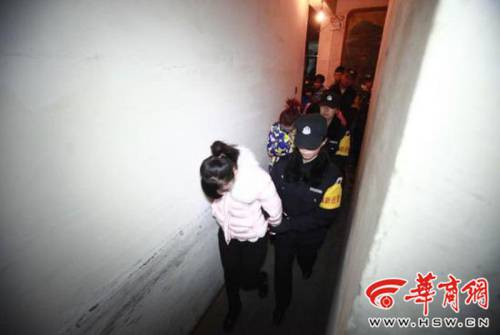 西安警方夜查城中村抓获17名