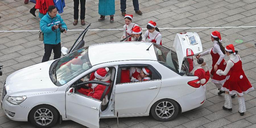 “圣诞老人”参加汽车装人挑战赛