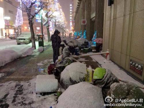 日本果粉雪夜排队 警察拍肩确认死活