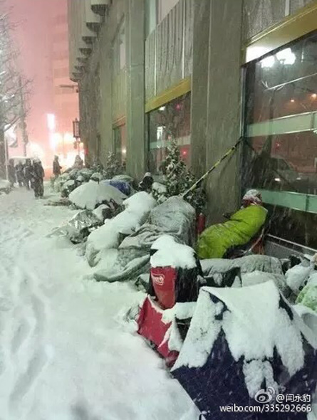 日本果粉雪夜排队 警察拍肩确认死活