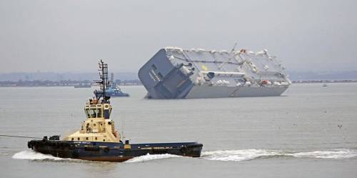英国大型货轮撞上堤坝侧翻