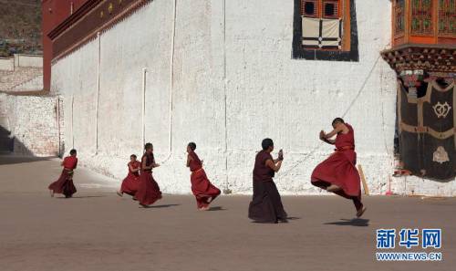 西藏僧人练习