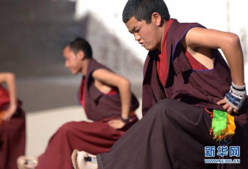 西藏僧人练习
