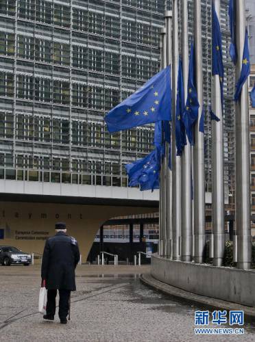 欧盟降半旗向法国袭击事件遇难者致哀