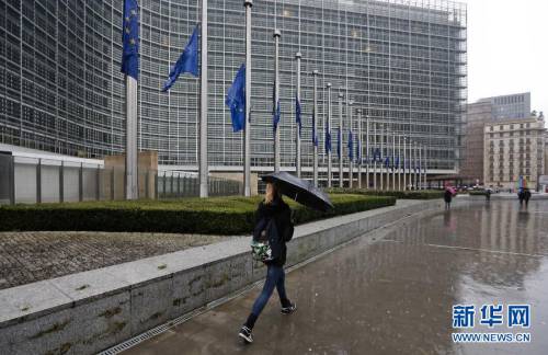 欧盟降半旗向法国袭击事件遇难者致哀