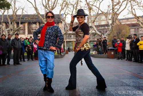 杭州老年舞蹈队“雷人”走秀