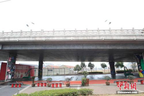 田径场建在廊桥下 跑道球场俱全