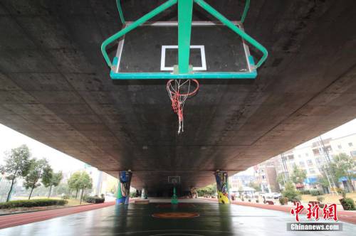 田径场建在廊桥下 跑道球场俱全
