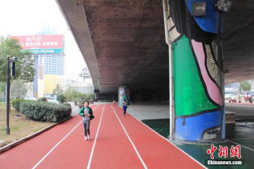 田径场建在廊桥下 跑道球场俱全