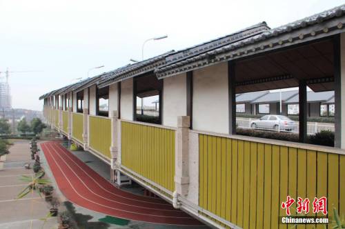 田径场建在廊桥下 跑道球场俱全
